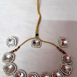 Mesmerizing Kundan Neckpiece With Earrings Mangtik