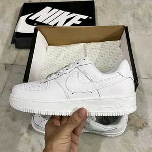 NIKE AIR FORCE 1 TRIPLE WHITE UK 7 (41)