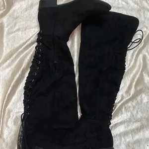 BLACK KNEE LENGTH SUEDE BOOTS