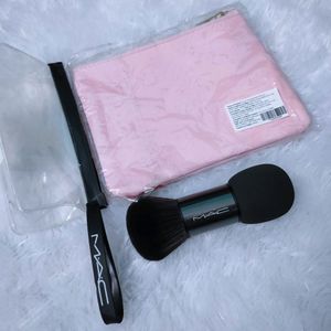 MAC Foundation/Powder Brush And Pouch