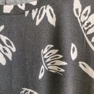 Casual Black & White Leaf Print Tshirt!