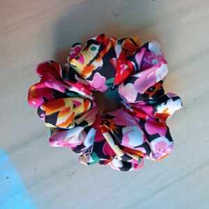 4 Handmade Scrunchies❤️