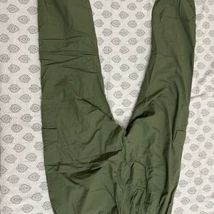 People green cargo joggers with 4 pockets