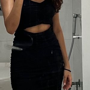 black bodycon dress