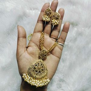 Earring And Neckpiece Set