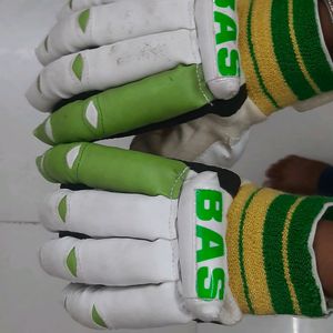 CRICKET GLOVES,