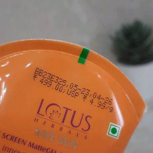 Lotus Herbal SUNSCREEN