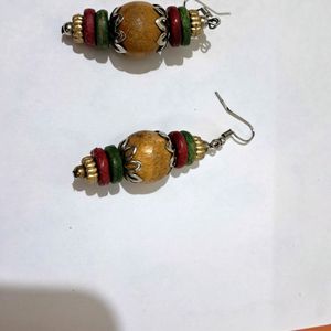 Two Earing  Combo Black  Stone And Multicolor.