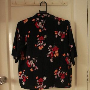 BLACK FLORAL CROPPED SHIRT