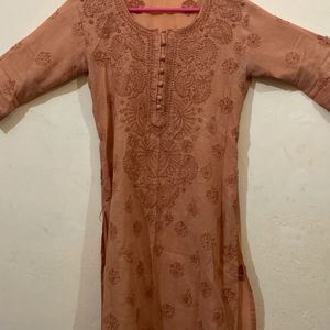 Selling A Beautiful Lucknowi Chikankari Kurti.