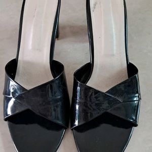 BLACK HEEL SANDAL... Size 9