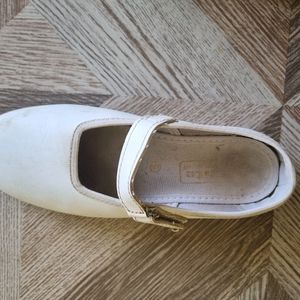 🚨offer Price🚨White Shoes Size-5