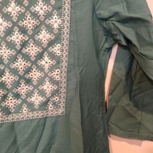 Avaasa Green Rayon Kurta (Women)