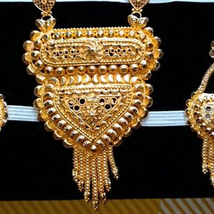 3 Gold Jewellery Sets With 4 Free Bangles