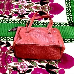 IT IS A PINK COLOR WOMEN'S LEATHER BAG.......