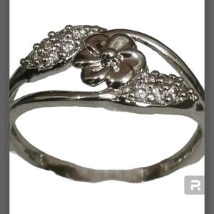 FLOWER SHAPED RING