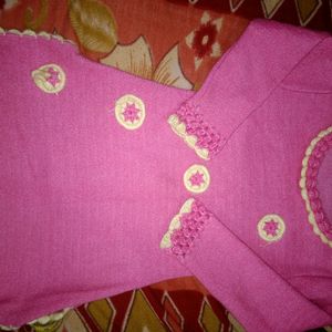 Baby Pink Woolen Kurti .ye Bilkul New H Bs Tag Ni H .ise Maine Sirf 20 Mint K Liye Pahna Tha Isliye Fit Kiya Bs.