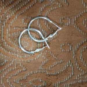 2 pairs of silver hoops