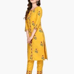 Women Kurta Set With Embroidery Work