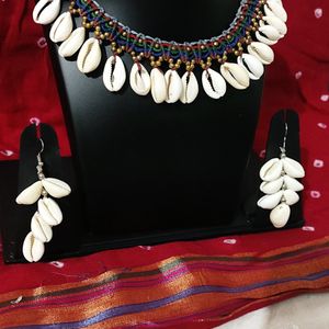 Shell necklace with earnings