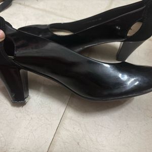 Woodlands Black Pointed Heels 👠