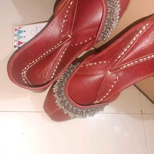 Ghungroo Maroon Embellished Mojaris