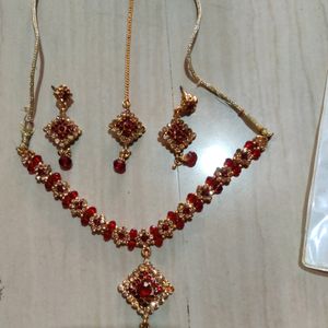 Necklace set with earrings and matha tikka