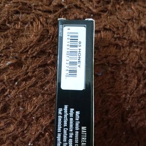 Lakme Mattreal Mousse Concealer