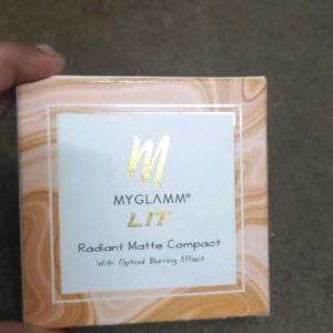 Myglamm LIT Radiant Matte Compact