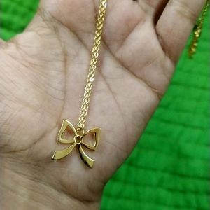 Golden chain with a Pretty bow Pendant