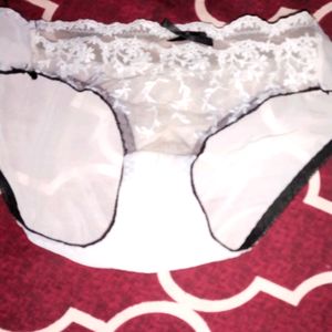 Its branded bra with penty frr