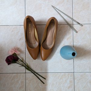 OFFER!! Nude Block Pumps In Beautiful Condition