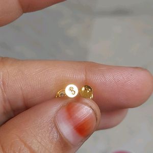 18crt Gold Studs