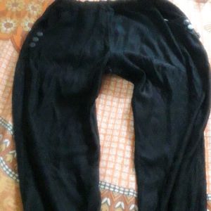 Black Jeggings for Women with 4 pockets.