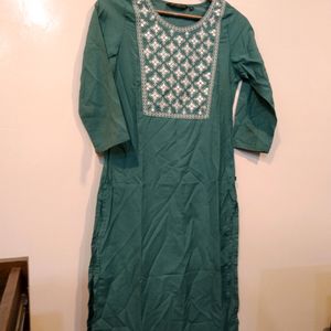 Avaasa Green Rayon Kurta (Women)