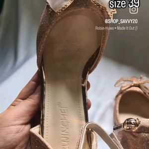 Size 39, Imported Bowed Heels