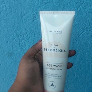 Oriflame Glow Essential Face Wash 125 Ml