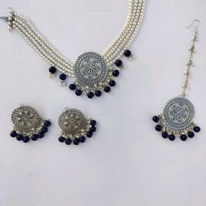 Beautiful Choker Set With Earrings And Tikka