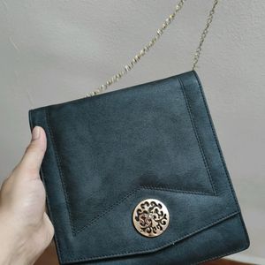 CLASSY SLING BAG