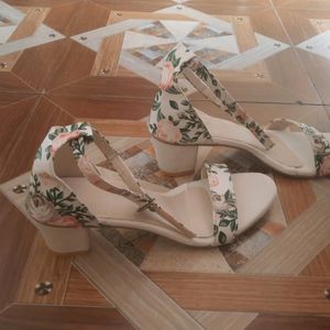 Pretty White Floral Heels 👠 🤍