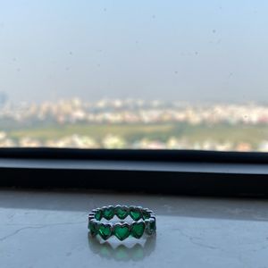 Emerald Green Hearts finger ring.