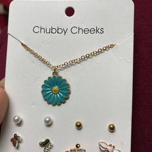 Price Drop 🥰🥰🥰Daisy Chain With 4pair Studs