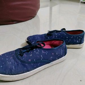 Navy Blue Shoes/Sneakers with 2 pair Of Socks