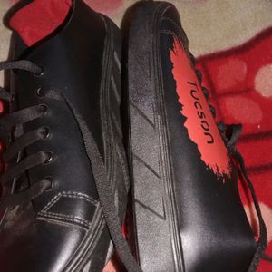 black sports shoes