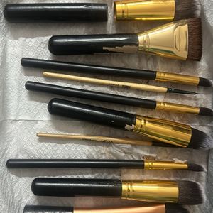 MAKE-UP BRUSHES (11 PIECES)