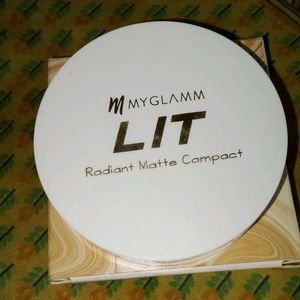 Myglamm Rediant Matte Compact