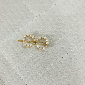 2 Pieces Pearl Clip, @ ₹40/- Per Piece