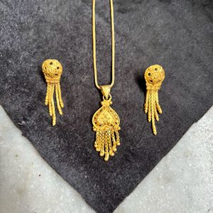 A beautiful set of Gold plated necklace