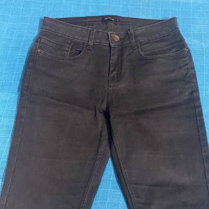 Knee Length Black Pant With Streachble Waistline