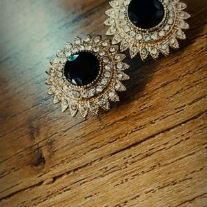 Black with Golden stones Earring (Pack Of 1)